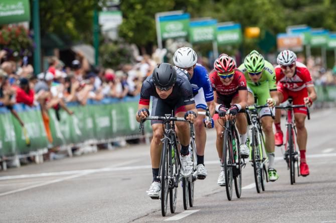The break fights to stay away as they enter the finish circuits