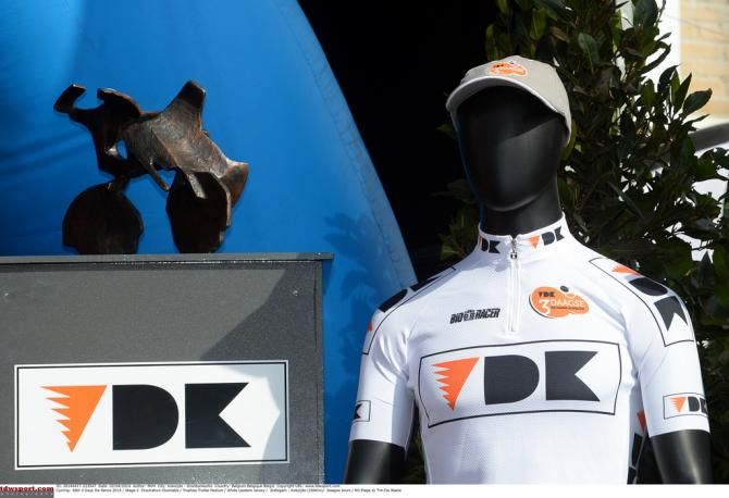 The white VDK leaders jersey
