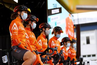 LANDERNEAU FRANCE 26 JUIN La Canadienne Sarah Poidevin et Team Rally Cycling et ses coéquipiers 8e La Course La Tour de France 2021 1077 km. Photo de Lanternie France Tim de Velcetti Images