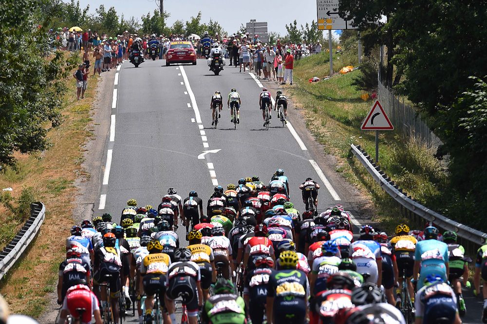 The peloton begins to split up.