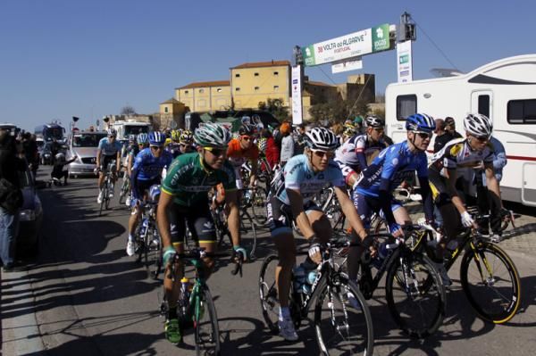Riders roll off the start line to begin stage 2.