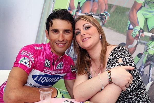 Bennati enjoys a quiet moment before the start with his wife Chiara.