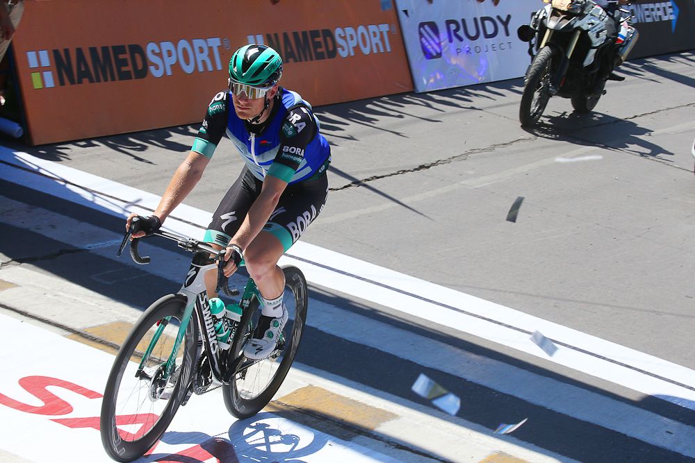 Sam Bennett (Bora-Hansgrohe) wear an ince vest to keep cool before the start of stage 1 in San Juan