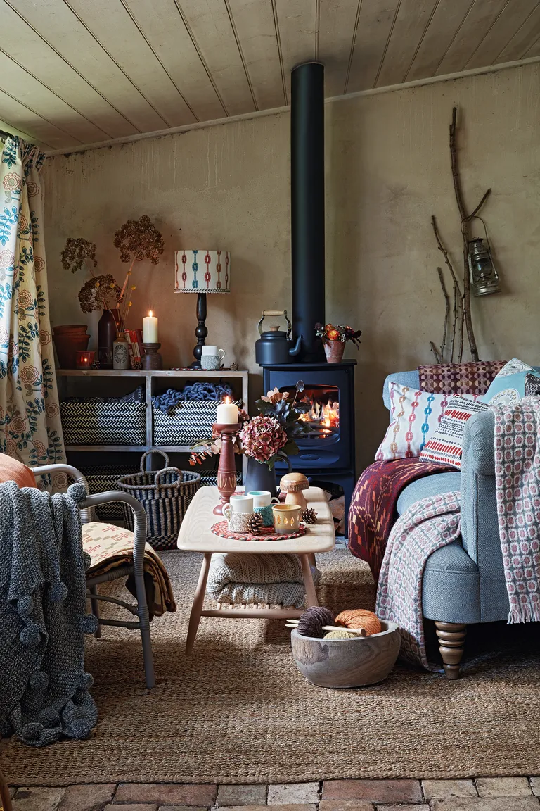 Cottage living room ideas – Cottage living room with log burner