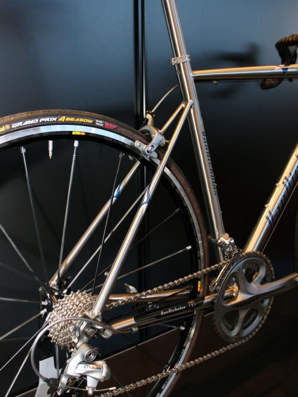 It's no optical illusion - the tapered seat stays on the Zephyr are impossibly tiny up at the seat tube.