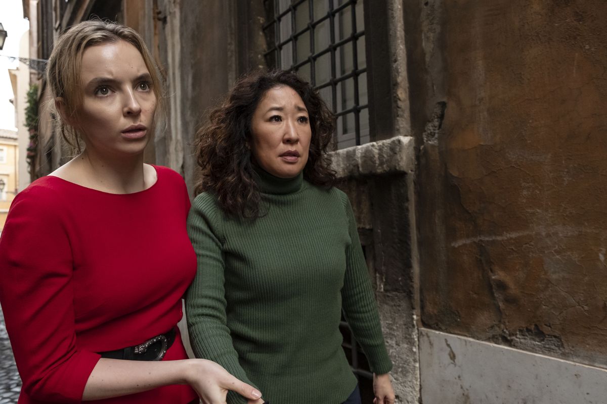 Villanelle and Eve in the street