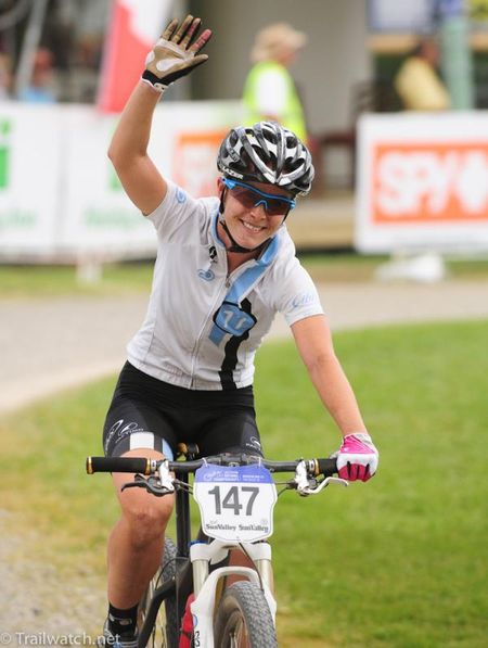 Lea Davison (Specialized) being vigilant never to allow both Luna riders ahead of her
