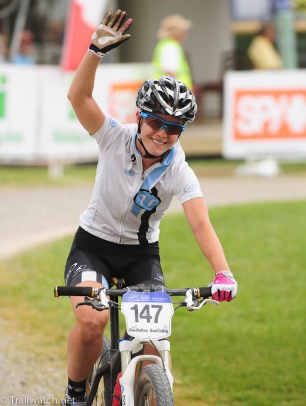 Lea Davison (Specialized) being vigilant never to allow both Luna riders ahead of her