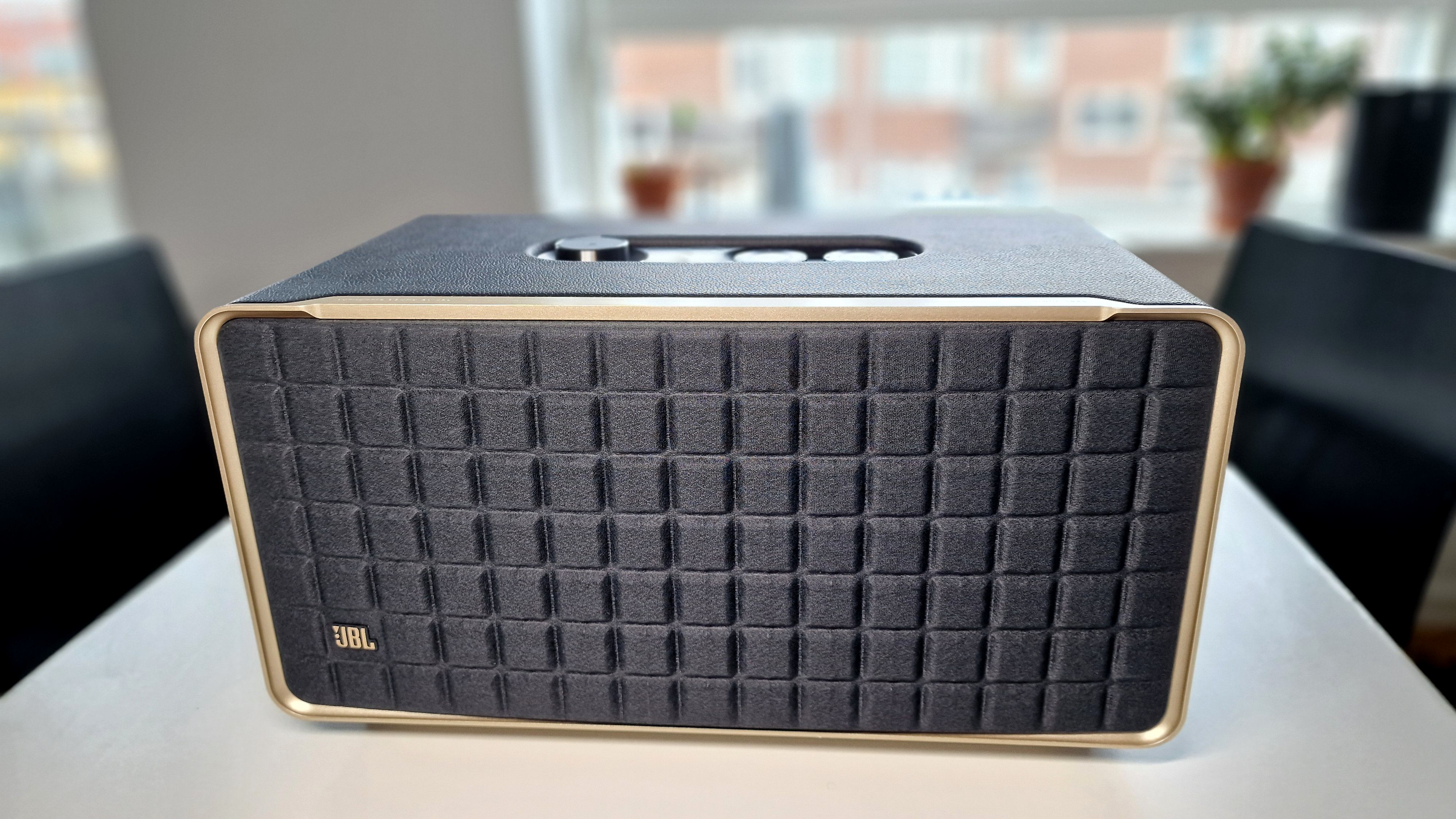 JBL Authentics 500 på et hvidt bord
