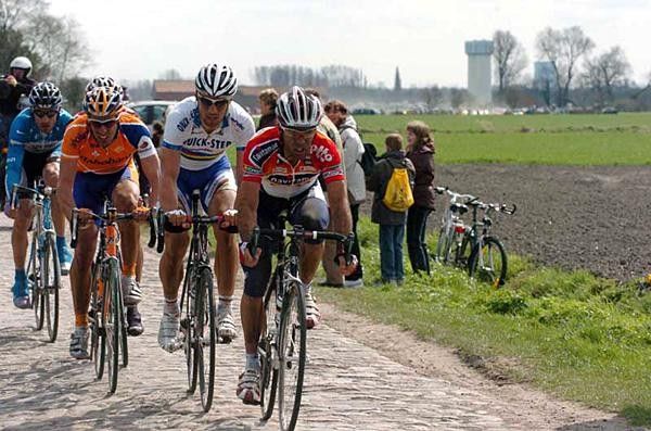 Peter Van Petegem (Davitamon Lotto) leads Tom Boonen (Quick.Step) and Juan Antonio Flecha (Rabobank)