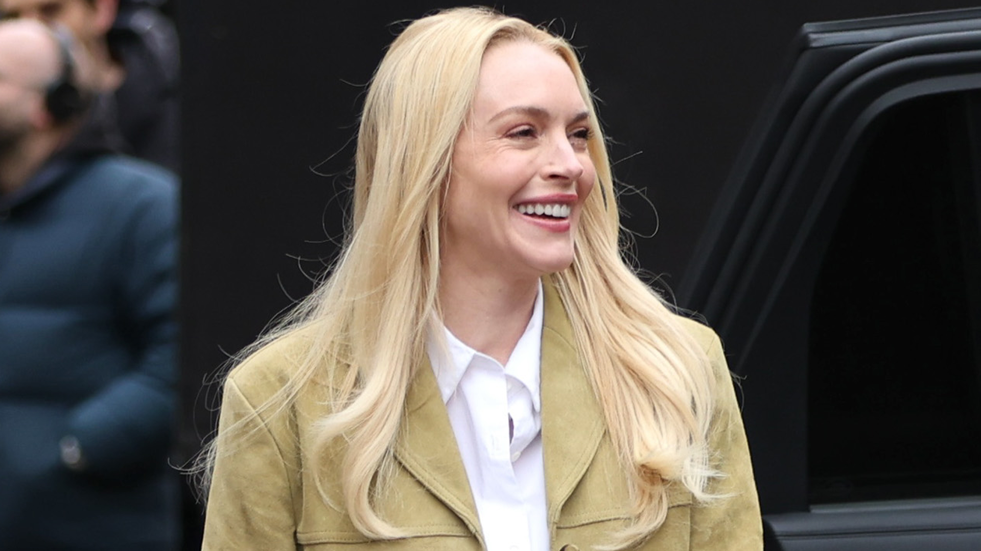 Lindsay Lohan filmed a new project in straight-leg jeans and white leather loafers