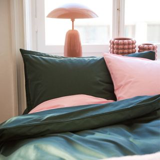 Dark green bedding with pink pillowcases