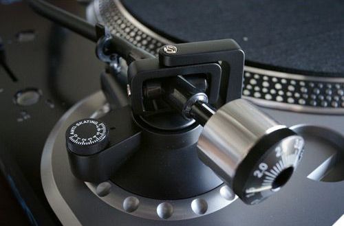 This Stanton T.92 turntable has both antiskating and a counter weight.