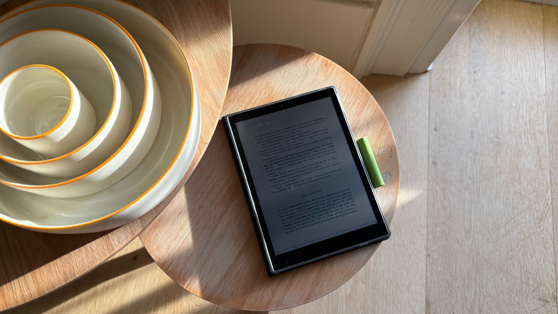 Testing the Hannspree Lumo 7.8 Reader Tablet, showing it in the sunlight on a wooden table