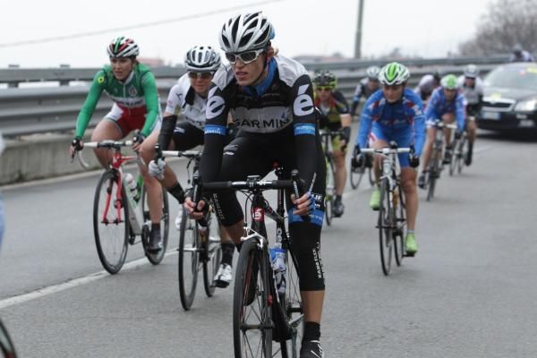 Local resident Noemi Cantele (Garmin-Cervelo) in the leading bunch