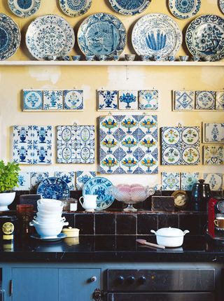 Plates and tiles used to create a gallery wall above a cooker
