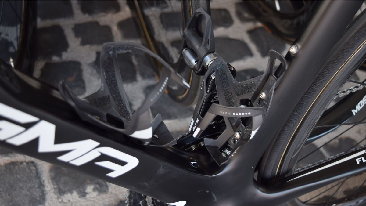 Team Sky have added grip tape to the inside of the Elite Vico Carbon bottle cages to add extra bidon security