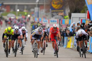 Stage 3 - Etoile de Bessèges: Wellens solos to victory on stage 3