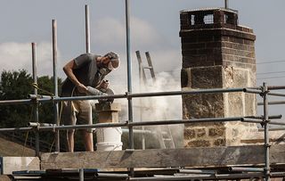 Stone conservationist Shaun Cooper working at a cottage in Devon. Photography © Richard Cannon/Country Life Picture Library