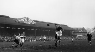 Chelsea and England inside-left Roy Bentley in action at Craven Cottage, the Fulham FC ground, January 1952. (Photo by William Vanderson/Keystone/Hulton Archive/Getty Images)