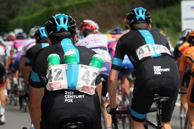 Team Sky gets refreshments