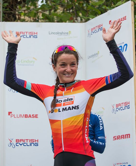 Lizzie Armitstead waves to the crowd