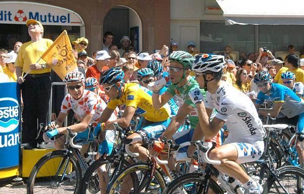 The jersey wearers gather at the start