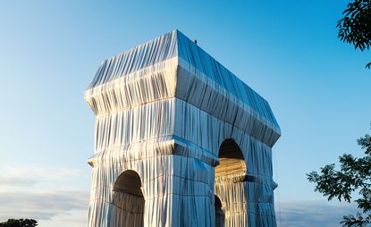 Christo and Jeanne-Claude L'Arc de Triomphe, Wrapped, Paris, 1961-2021. Photography: Lubri. © 2021 Christo and Jeanne-Claude Foundation