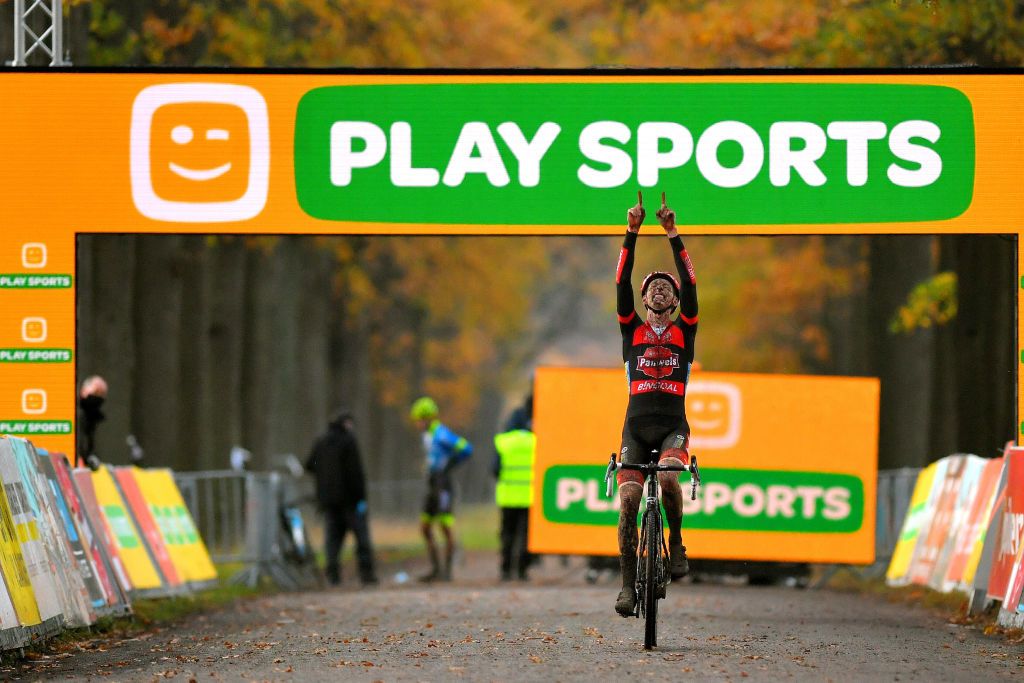 Michael Vanthourenhout dedicates his victory