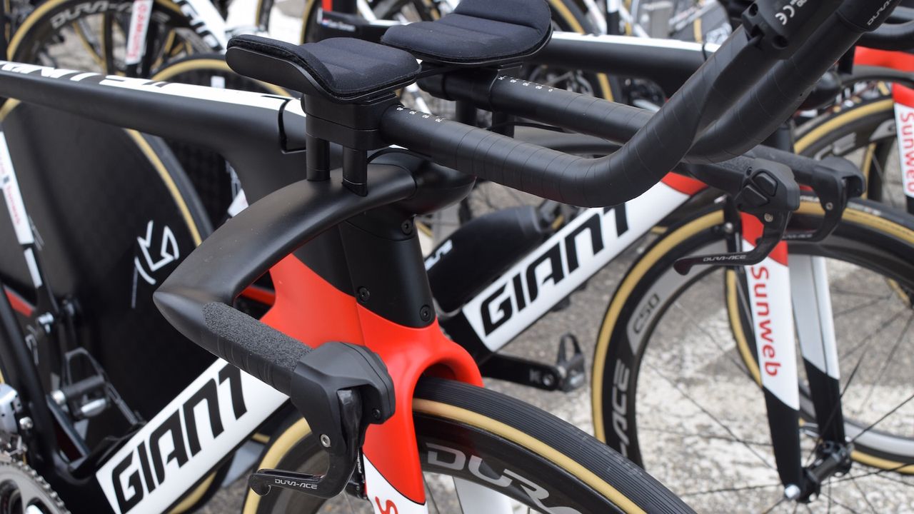 As with the Team Sunweb road bikes, Giant produce in house finishing kits and components