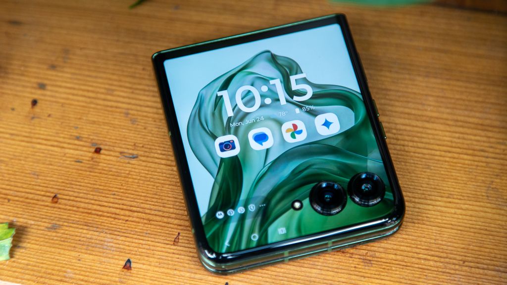 The Razr Plus 2025 Why Samsung Should Be Worried - xxik2x5